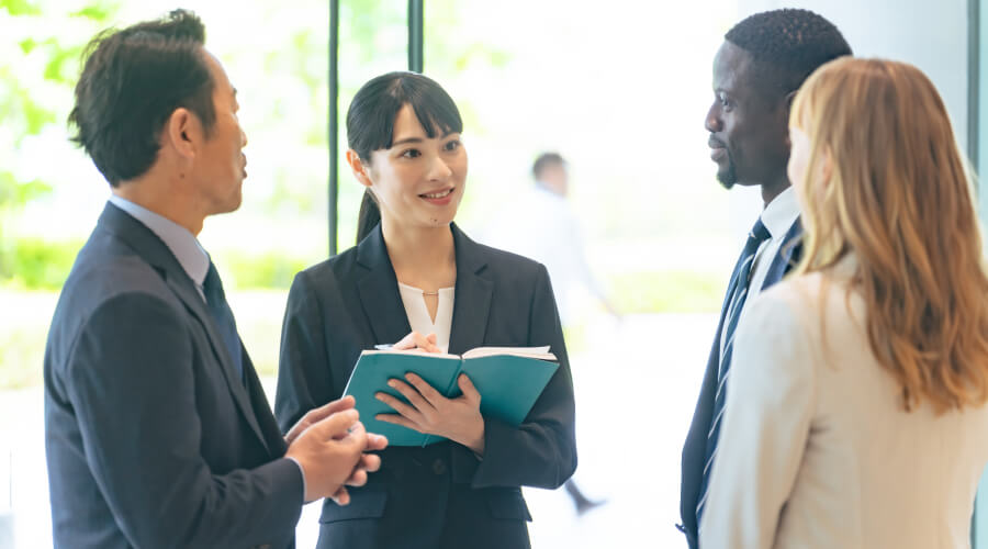 外国人と打ち合わせ